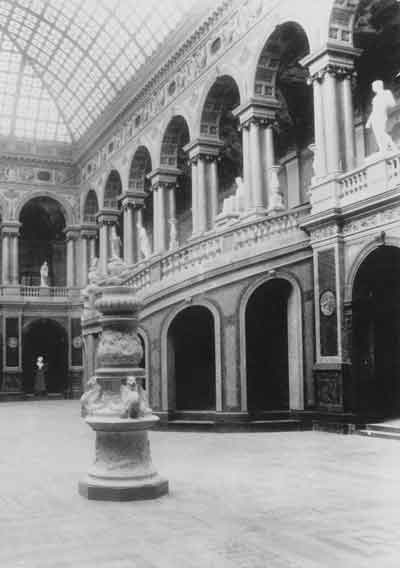 Большой выставочный зал музея Училища. Фотография 1896 года