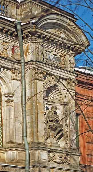 Аллегория ремесла на правом ризалите фасада здания Училища. Скульптор М.А.Чижов
