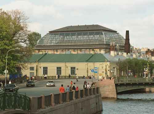 Вид на стеклянный купол здания музея Училища со стороны Мойки
