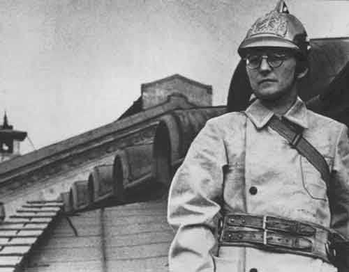Д.Д.Шостакович в отряде противовоздушной обороны на крыше консерватории. Ленинград. 1941
