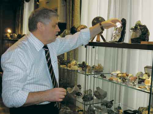 Председатель Совета Федерации РФ С.М.Миронов у стендов со своей минералогической коллекцией
