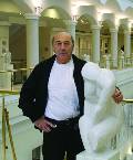 Георгий Франгулян накануне открытия своей персональной выставки в Музее личных коллекций.  12 сентября 2006 года. Москва