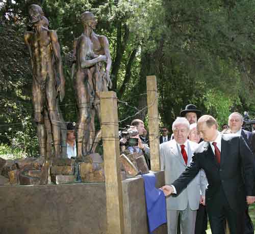 Открытие памятника «Жертвы холокоста» в саду президентского дворца в Иерусалиме. 2005

