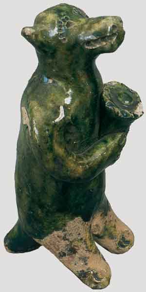 Скопинская керамика. Игрушка-свистулька «Медведь с цветком». Начало ХХ века
