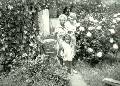 Н.В.Голицына с внучкой Катей и М.Н.Изергина в саду ее дома. 1970-е годы