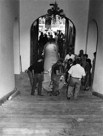 Транспортировка вала с полотном «Явление Христа народу» после завершения реконструкции ГТГ. Август 1994
