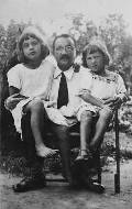 С.Б.Айзенман с дочерью Татьяной и сыном Алексеем. Гоголевский бульвар. Москва. 1921