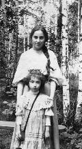 Лиза Зельдович со старшей сестрой. 1907