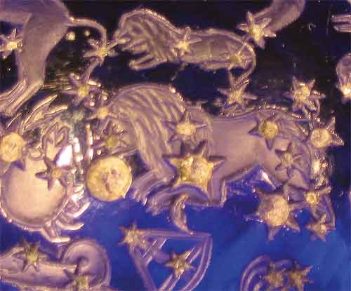 	Лев — зодиакальное созвездие цесаревича Алексея. Изображение на полусфере пасхального яйца
