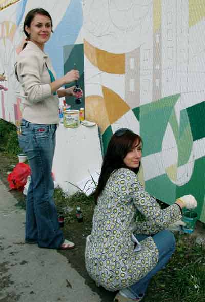 	Студентки художественно-графического факультета украшают улицы родного города