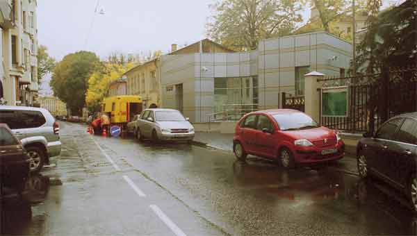 	Чужеродное сооружение, принадлежащее австрийскому посольству, искажает историческую перспективу Чистого переулка. Октябрь 2007 года

