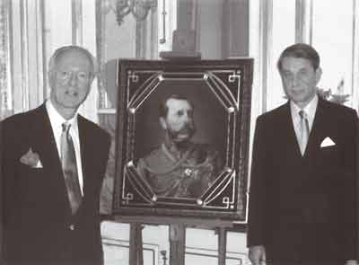 Н. Д. Лобанов-Ростовский (слева) передает послу Российской Федерации во Франции А.А.Авдееву портрет императора Александра II. Париж. 2007
