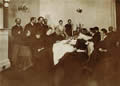 Л.Н.Толстой в кругу родных и гостей в столовой хамовнического дома. 1898. Фотография В.П.Преображенского