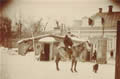Л.Н.Толстой верхом на Тарпане во дворе хамовнического дома. 1898. Фотография С.А.Толстой
