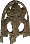 Пластина с изображением трехголового антропоморфного персонажа. Бронза, литье. I–III века