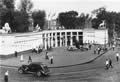 Главный вход, оформленный к 75-летию зоопарка. 1939
