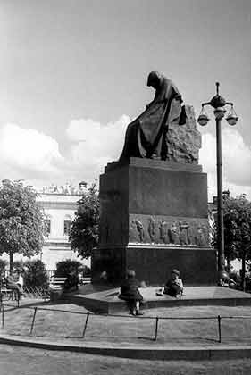 Памятник Н.В.Гоголю скульптора Н.Андреева на Пречистенском бульваре в Москве. Фотография 1930-х годов
