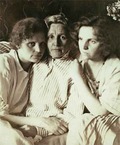 Наталия Александровна (слева) с матерью Л.П.Врангель-Левицкой и сестрой  Варварой Александровной. Конец 1920-х годов