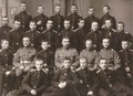 1-я рота VII класса перед выпуском. В центре — командир-воспитатель П.Г.Сахновский. Лев Пунин — четвертый справа во втором ряду сверху. 1915