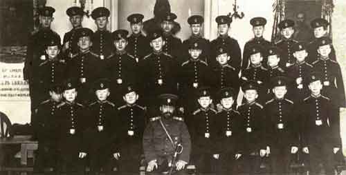 	Кадеты 1-й роты VI класса 1913–1914 годов. В центре — командир-воспитатель подполковник К.И.Яровой-Равский 2-й
