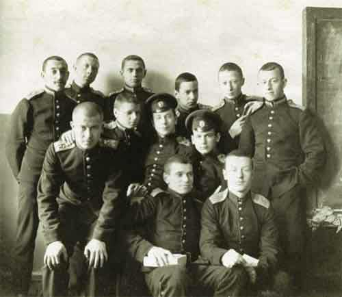 	Кадеты 1-й роты VII класса в классной аудитории. Кадет Лев Пунин — третий справа в верхнем ряду. 1915
