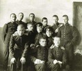 Кадеты 1-й роты VII класса в классной аудитории. Кадет Лев Пунин — третий справа в верхнем ряду. 1915