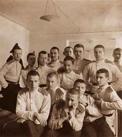 	Кадеты 1-й роты VII класса в спальне 1915	
