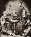 А.Н.Бекетов (стоит справа) в кругу семьи. Сидит (в центре) академик Н.Н.Бекетов. 1890-е годы