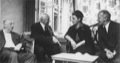 Корней Иванович в Переделкине беседует с французскими гостями, супругами Брюловыми. Слева — С.М.Алянский. 1960-е годы
