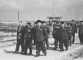 С.П.Королёв, главком ракетными войсками стратегического назначения К.С.Москаленко, председатель Госкомиссии К.Н.Руднев (в первом ряду) и другие направляются на встречу с космонавтами. 10 апреля 1961 года