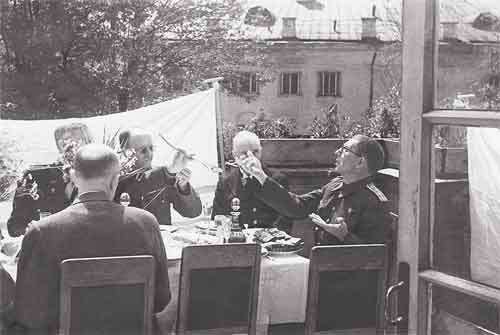 Завтрак с англо-американской делегацией в Институте им. Н.В.Склифосовского. С.С.Юдин — крайний справа. Июль 1943 года

