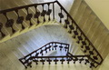 Перила и балясины крашеного чугунного литья музейной лестницы