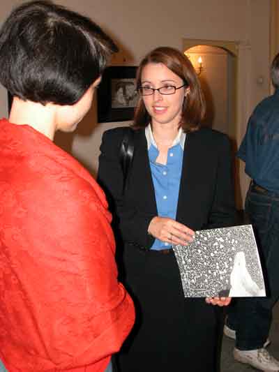 Второй секретарь посольства Канады в РФ Эшли Малрони на открытии выставки К.Голицыной
