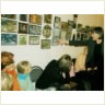 Коллекционер Т.Ф.Набросова-Брусиловская знакомит учащихся детской художественной студии с произведениями из собрания галереи "Автограф"