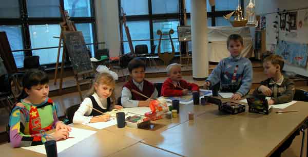 Участники конкурса из детской художественной студии "Третьяковская галерея" при Государственной Третьяковской галерее
