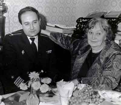 Кира Николаевна с сыном. 1986. Михаил Головко пошел по стопам отца, став капитаном первого ранга.
