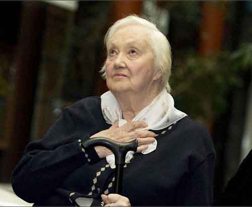 На торжественном вечере в МХТ имени А.П.Чехова, посвященном 90-летнему юбилею актрисы.