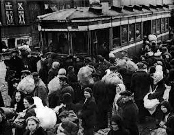 Посадка в трамвай ленинградцев, эвакуируемых из города. Фото Г.Чертова
