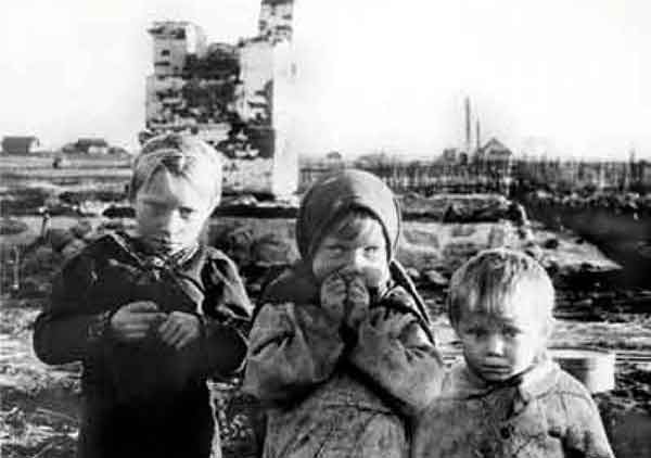 Сестрорецкие дети. Апрель 42 г. Фото Л.Прусьяна
