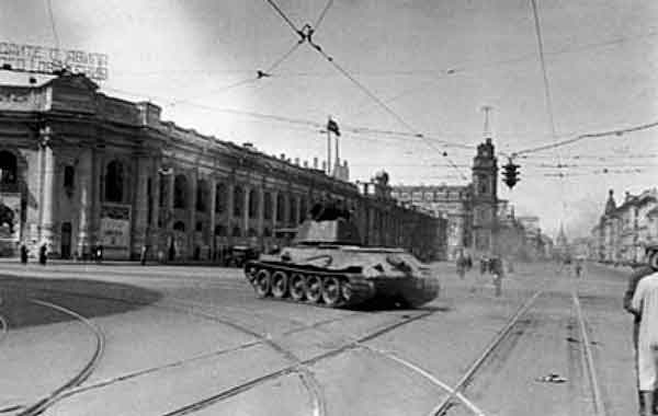 Танк Т-34 разворачивается с Невского проспекта на Садовую улицу. Фото В.Федосеева
