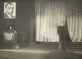 Николай Мордвинов читает стихи на вечере Маяковского в ростовском театре